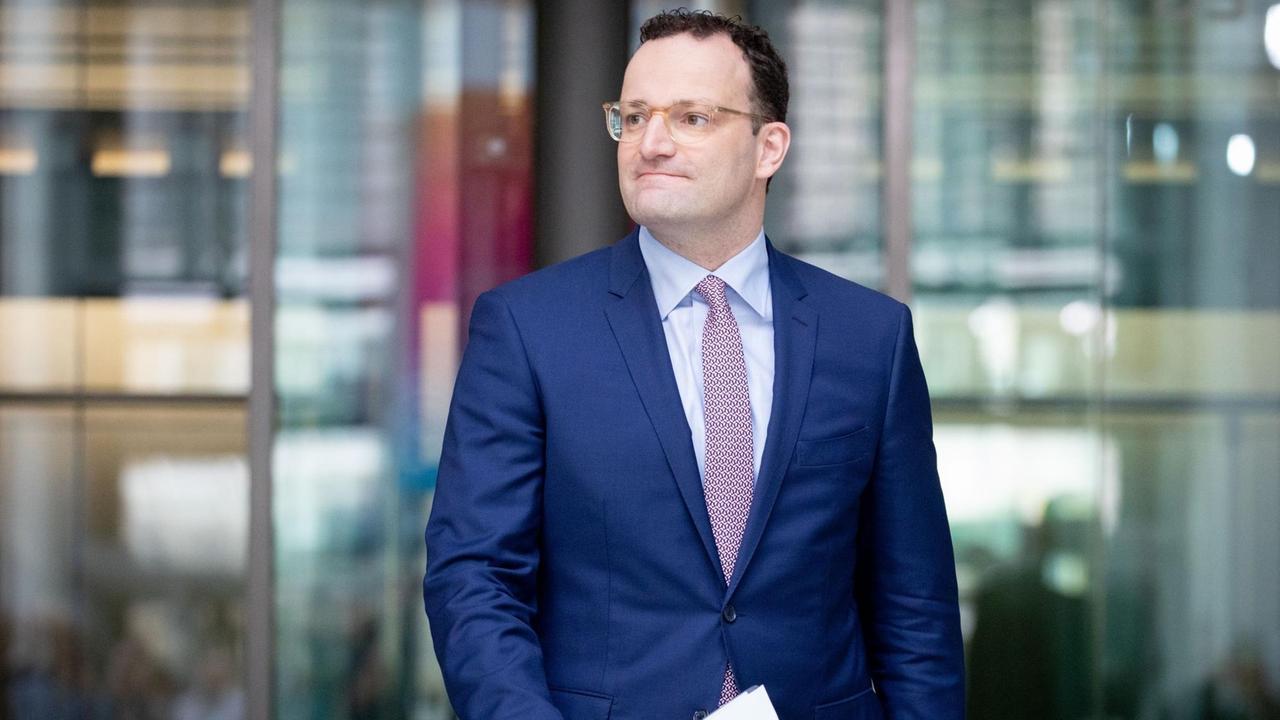 Jens Spahn (CDU), Bundesminister für Gesundheit, kommt zu einer Pressekonferenz in seinem Ministerium. Jens Spahn (CDU), Bundesminister für Gesundheit, kommt zu einer Pressekonferenz in seinem Ministerium.