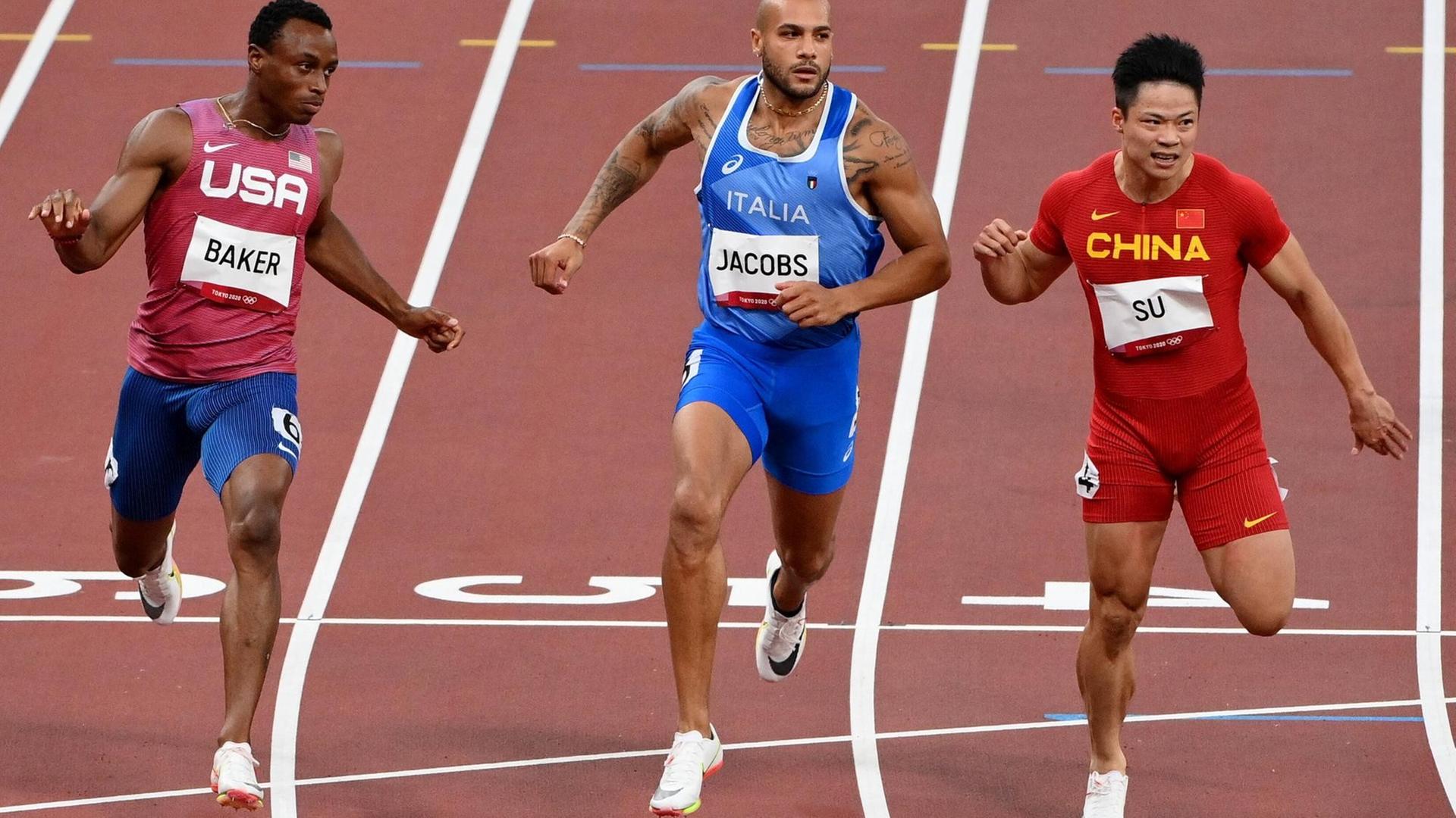 Lamont Marcell Jacobs mit weiteren Athleten bei den Olympischen Spielen. Lamont Marcell Jacobs mit weiteren Athleten bei den Olympischen Spielen.