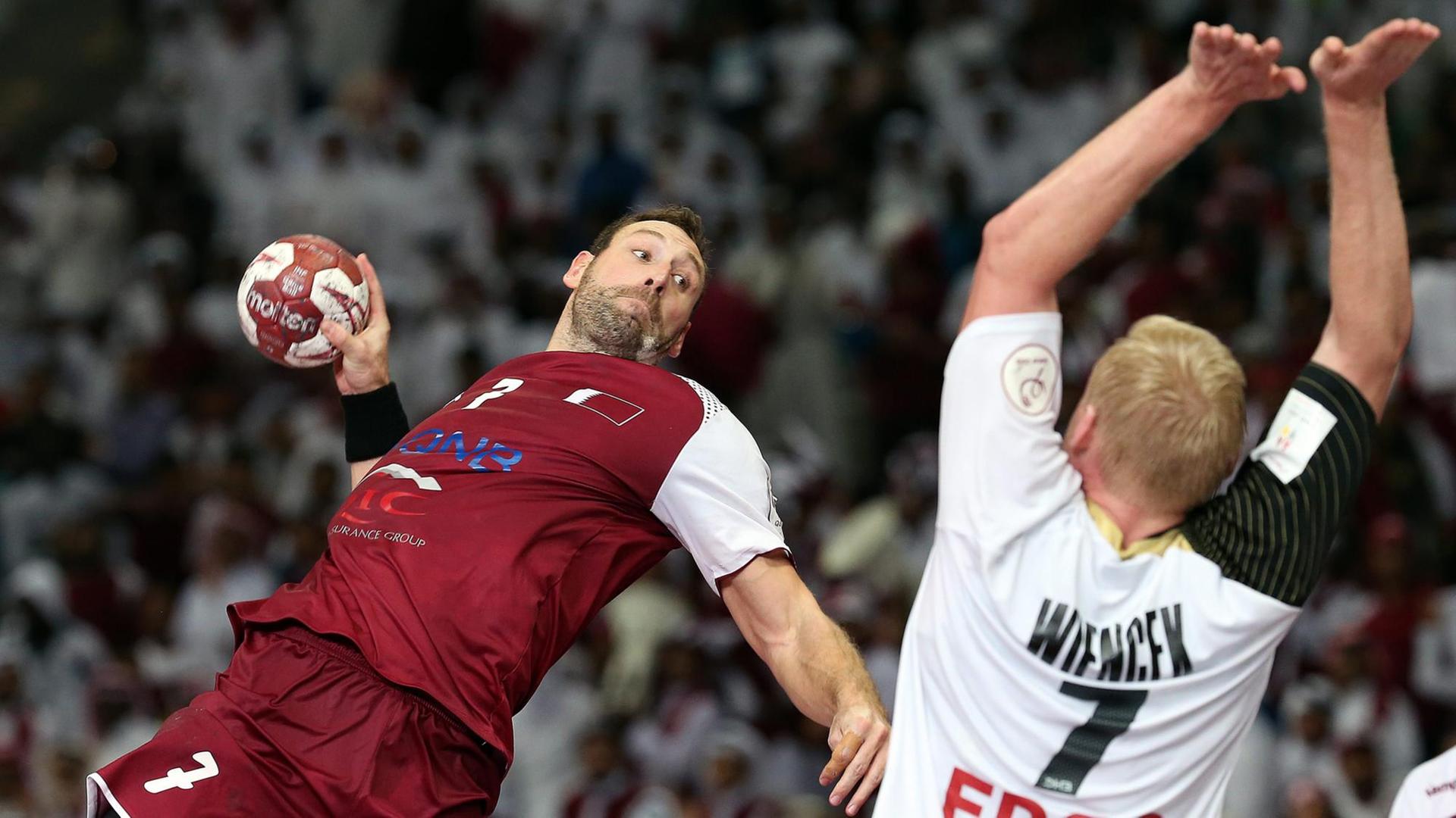 Ein Handball-Spieler aus Katar ist in Ball-Besitz.