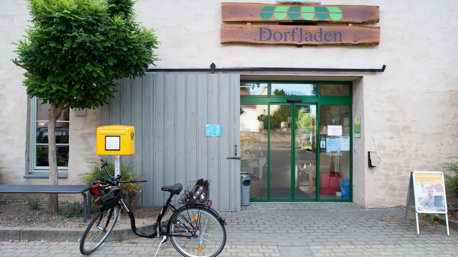 10.08.2018, Sachsen-Anhalt, Deersheim: Der Eingang zum Dorfladen des Multifunktionalen Dorfzentrums. Als der letzte Einkaufsmarkt im Ort schloss, taten sich die Dorfbewohner zusammen und bauten eine Scheune um, die neben einem Lebensmittelladen auch Platz für ein Café, eine Markthalle und für die Nähstube bietet. (zu dpa «Dorfladen-Genossenschaft in Deersheim wächst» vom 20.08.2018) Foto: Klaus-Dietmar Gabbert/dpa-Zentralbild/dpa | Verwendung weltweit 10.08.2018, Sachsen-Anhalt, Deersheim: Der Eingang zum Dorfladen des Multifunktionalen Dorfzentrums. Als der letzte Einkaufsmarkt im Ort schloss, taten sich die Dorfbewohner zusammen und bauten eine Scheune um, die neben einem Lebensmittelladen auch Platz für ein Café, eine Markthalle und für die Nähstube bietet. (zu dpa «Dorfladen-Genossenschaft in Deersheim wächst» vom 20.08.2018) Foto: Klaus-Dietmar Gabbert/dpa-Zentralbild/dpa | Verwendung weltweit