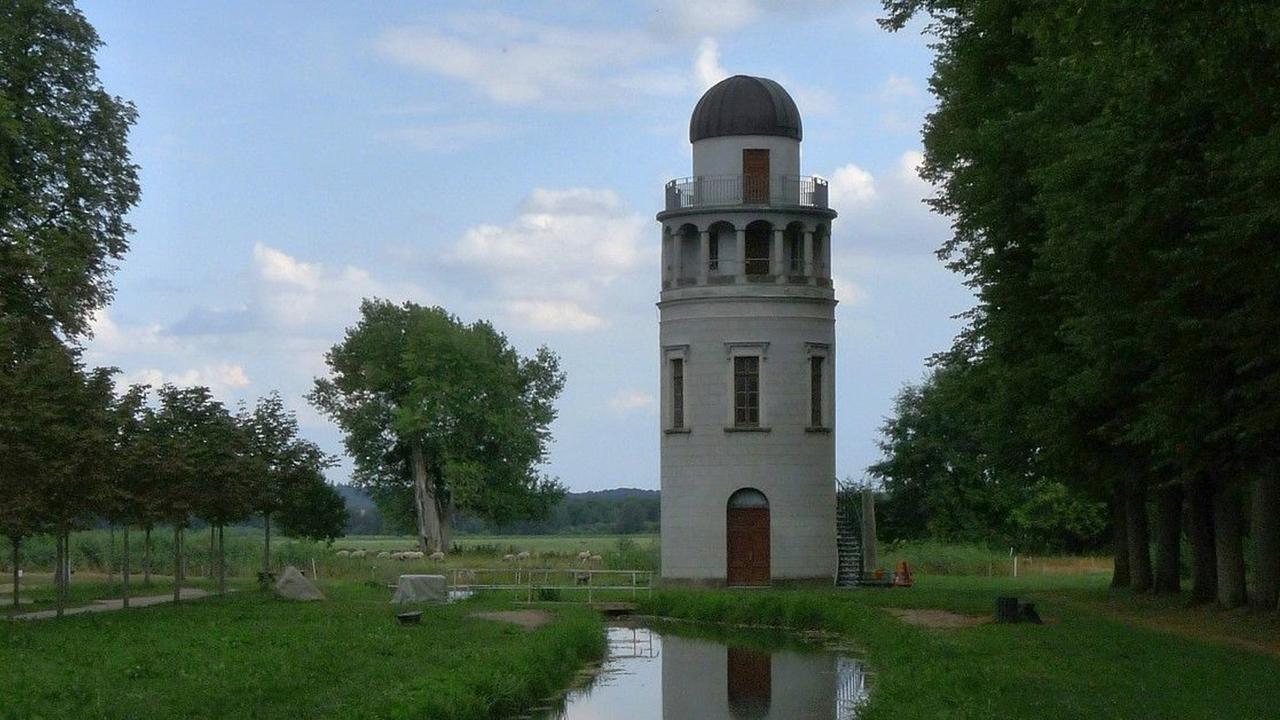 Der renovierte Turm der Sternwarte Remplin, der inzwischen wieder als Beobachtungsstation genutzt wird Der renovierte Turm der Sternwarte Remplin, der inzwischen wieder als Beobachtungsstation genutzt wird