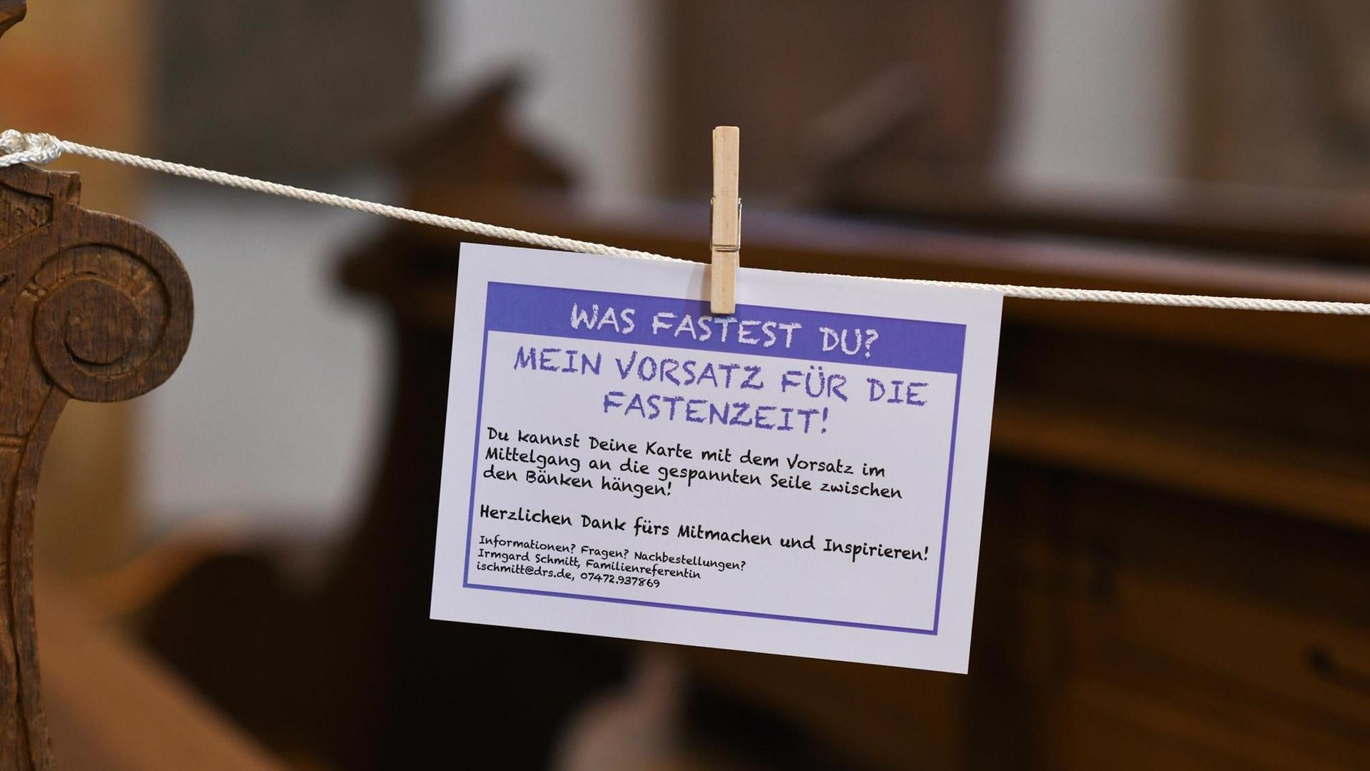 In der St. Moriz Kirche in Rottenburg hängen Zettel mit Vorsätzen für die Fastenzeit.