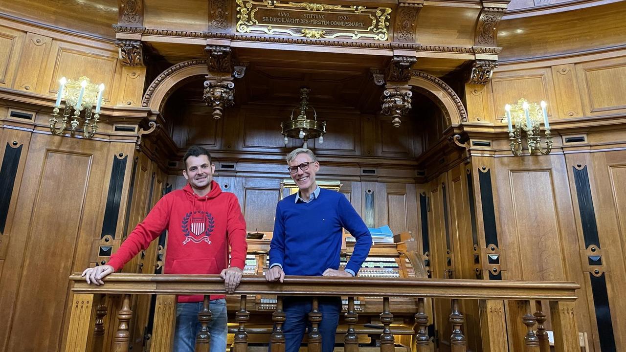 Moderator Tim Wiese (links) mit Organist Andreas Sieling im Berliner Dom an der großen Sauer-Orgel