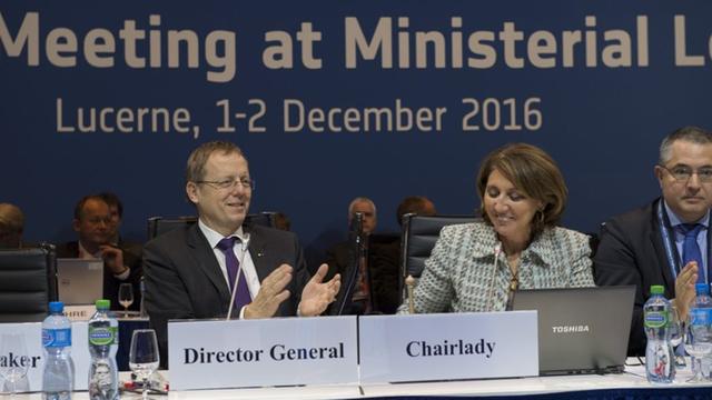 ESA-Generaldirektor Jan Wörner und die Ministerratsvorsitzende Begoña Cristeto Blasco, stellvertretende Industrieministerin Spaniens