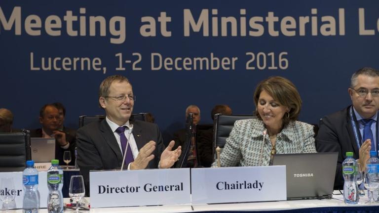 ESA-Generaldirektor Jan Wörner und die Ministerratsvorsitzende Begoña Cristeto Blasco, stellvertretende Industrieministerin Spaniens ESA-Generaldirektor Jan Wörner und die Ministerratsvorsitzende Begoña Cristeto Blasco, stellvertretende Industrieministerin Spaniens