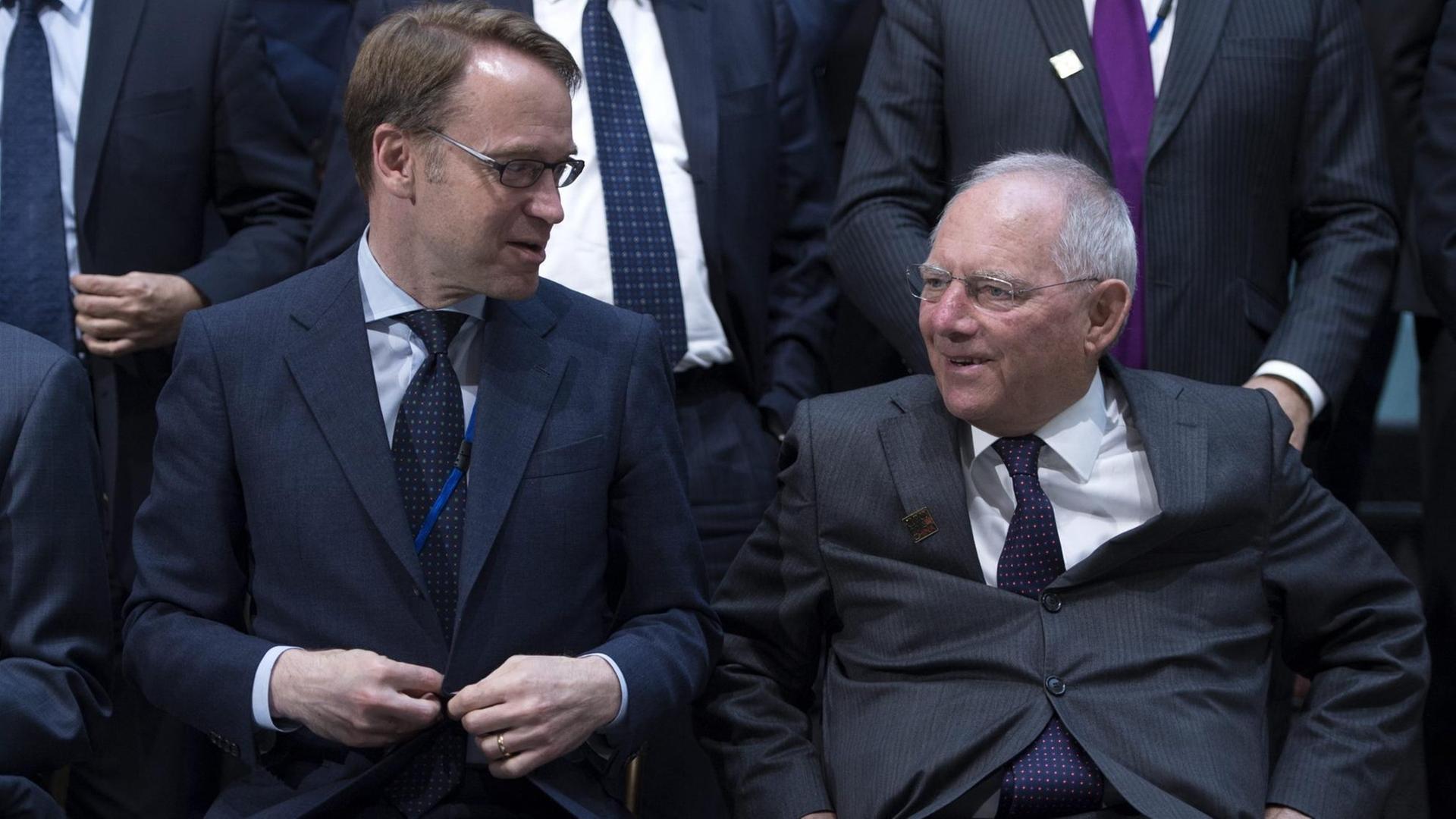 Bundesfinanzminister Wolfgang Schäuble (re.) und der Präsident der Deutschen Bundesbank, Jens Weidmann, nach dem IWF-Frühjahrstreffen in Washington. Bundesfinanzminister Wolfgang Schäuble (re.) und der Präsident der Deutschen Bundesbank, Jens Weidmann, nach dem IWF-Frühjahrstreffen in Washington.