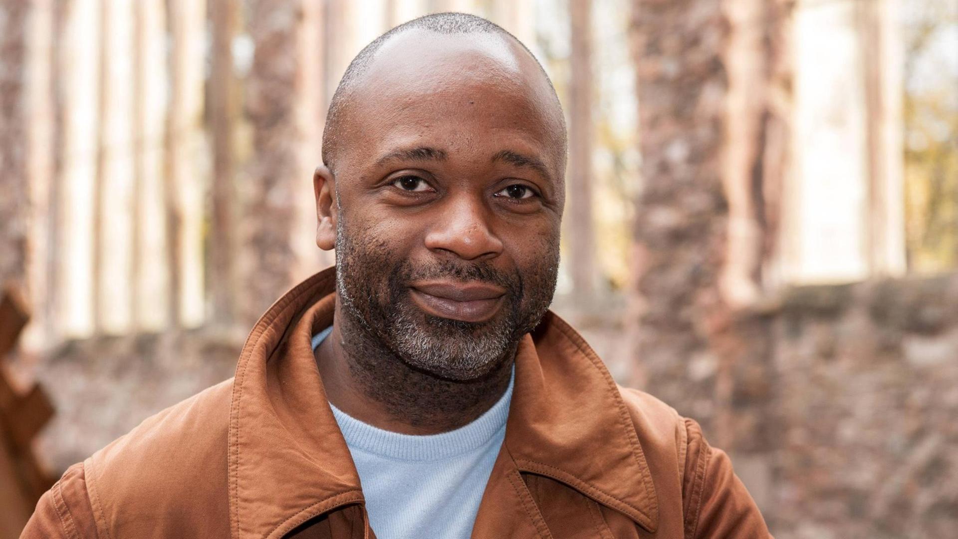 Farbfoto, Portrait eines schwarzen englischen englische Künstlers, Theaster Gates in seiner Installation in Temple Church, Bristol 2015 Farbfoto, Portrait eines schwarzen englischen englische Künstlers, Theaster Gates in seiner Installation in Temple Church, Bristol 2015