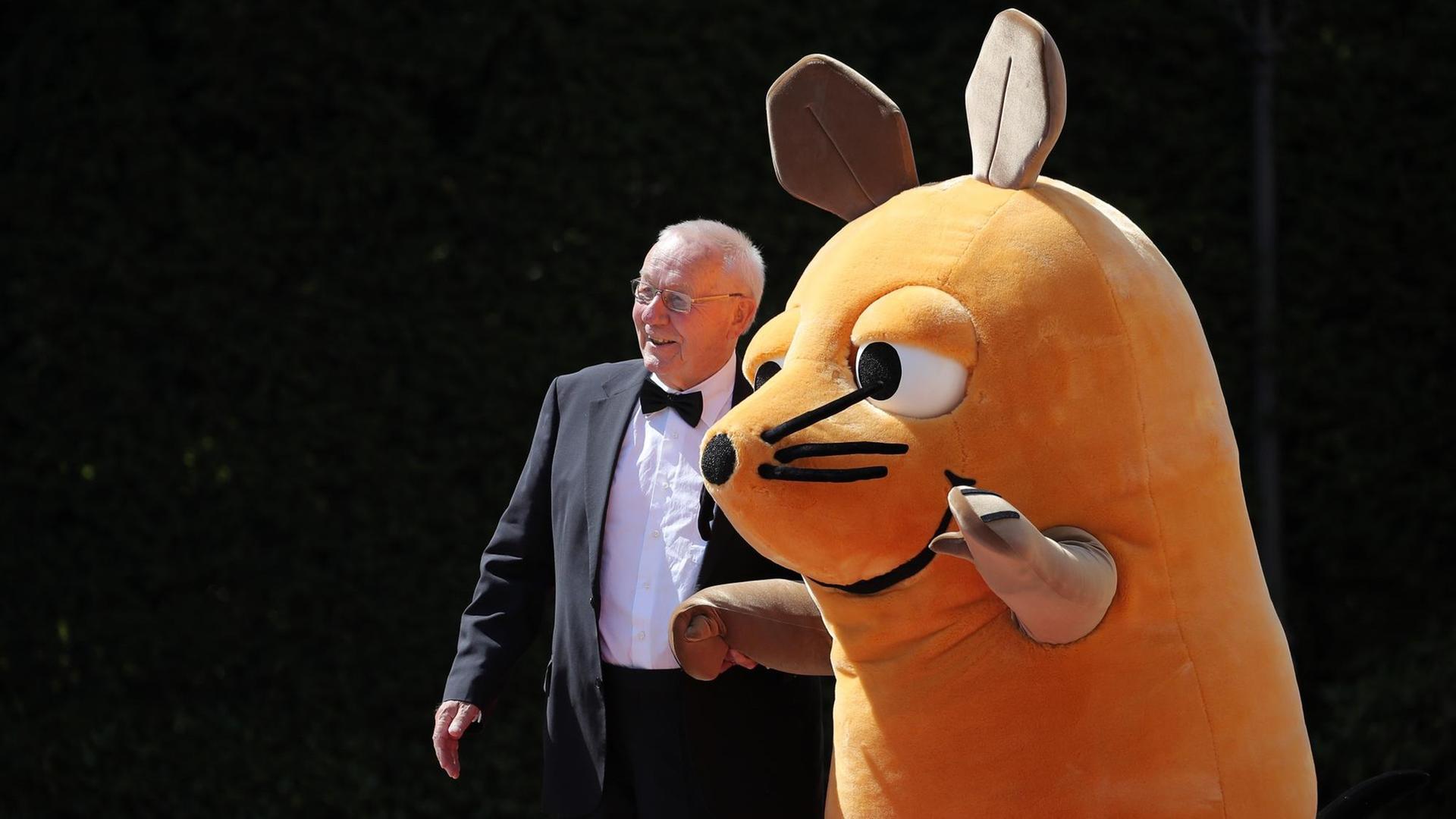 Armin Maiwald und die Maus aus " Die Sendung mit der Maus" bei den Bayreuther Festspielen 2019 auf dem roten Teppich Armin Maiwald und die Maus aus " Die Sendung mit der Maus" bei den Bayreuther Festspielen 2019 auf dem roten Teppich