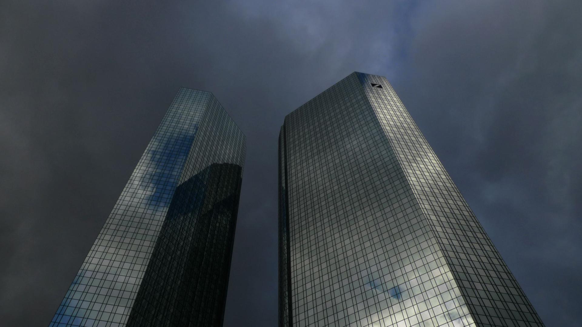 Dunkle Wolke ziehen am 17.12.2011 über den Doppeltürmen der Zentrale der Deutschen Bank in Frankfurt am Main auf. Dunkle Wolke ziehen am 17.12.2011 über den Doppeltürmen der Zentrale der Deutschen Bank in Frankfurt am Main auf.