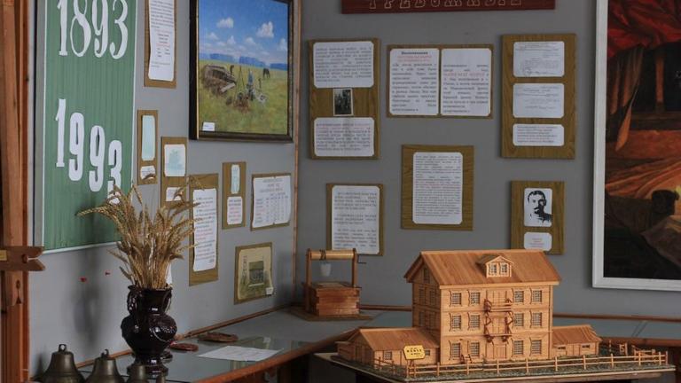 Das Heimatmuseum in Aleksandrowka erzählt die Geschichte der ersten deutschen Siedler in Westsibirien. Sie kamen von der Wolga auf der Suche nach neuem Land. Das Heimatmuseum in Aleksandrowka erzählt die Geschichte der ersten deutschen Siedler in Westsibirien. Sie kamen von der Wolga auf der Suche nach neuem Land.