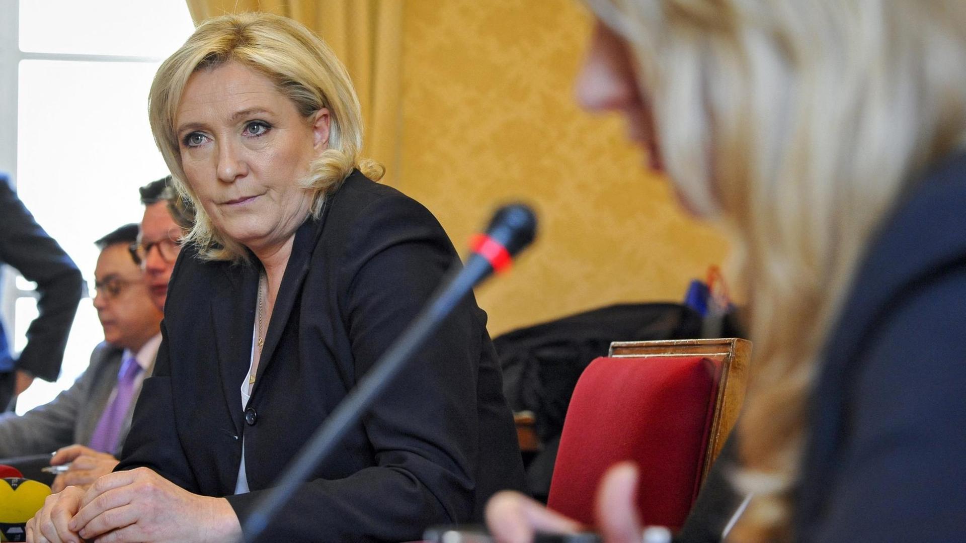 Umfragen zufolge stimmen rund 13 Prozent der französischen Juden für Marine Le Pen Umfragen zufolge stimmen rund 13 Prozent der französischen Juden für Marine Le Pen