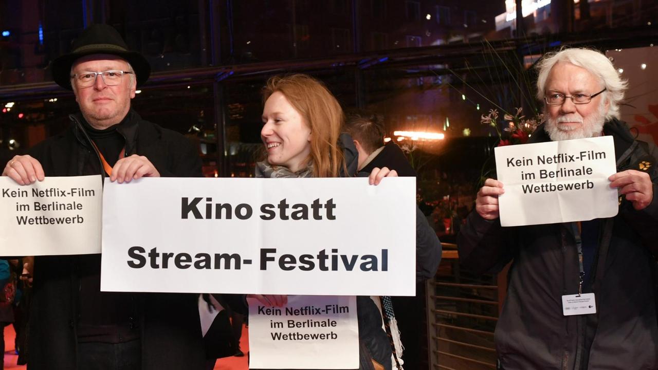 Proteste von Kinobesuchern gegen den von Netflix produzierten Film "Elisa und Marcela" auf der Berlinale 2019. Proteste von Kinobesuchern gegen den von Netflix produzierten Film "Elisa und Marcela" auf der Berlinale 2019.