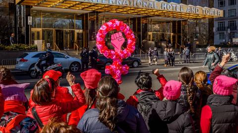 New York City: Tausende Menschen marschieren durch die Straßen, um den internationalen Frauentag zu feiern.