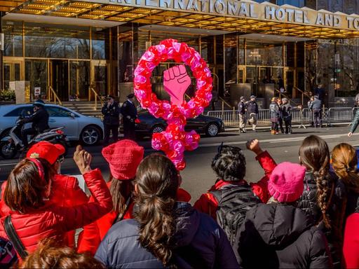 New York City: Tausende Menschen marschieren durch die Straßen, um den internationalen Frauentag zu feiern.