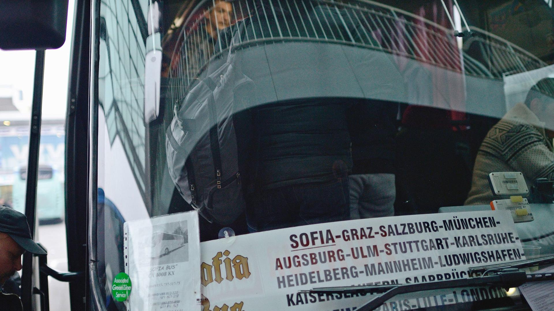 Ein Bus mit einem Schild, das die Stationen in Österreich und Deutschland zeigt. In Sofia nutzen viele Arbeitsmigranten Busse.