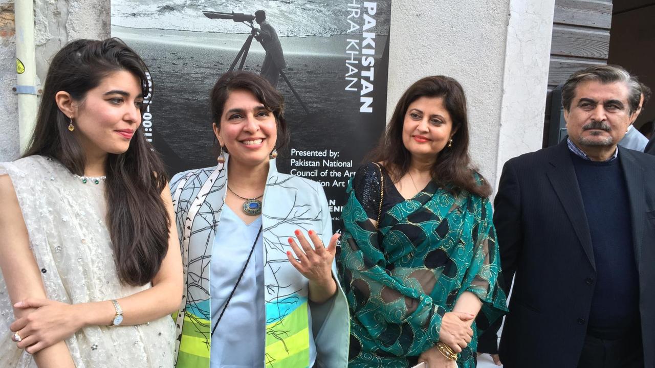 Naiza Khan (li) und Zahra Khan(daneben) von der Foundation Art Divvy mit Jamal Shah, Präsident des Pakistan National Council of the Arts auf der Biennale in Venedig, 2019