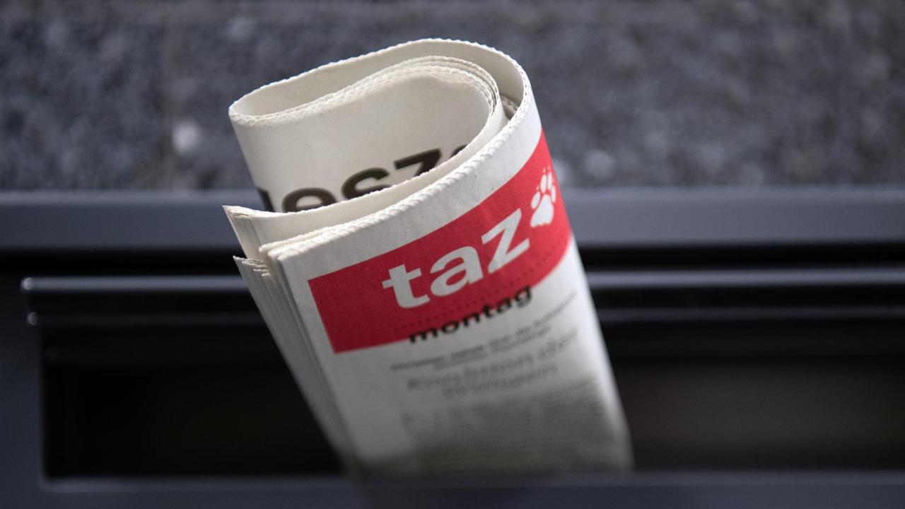 Die Tageszeitung taz steckt in einem Briefkasten. Die Tageszeitung taz steckt in einem Briefkasten.