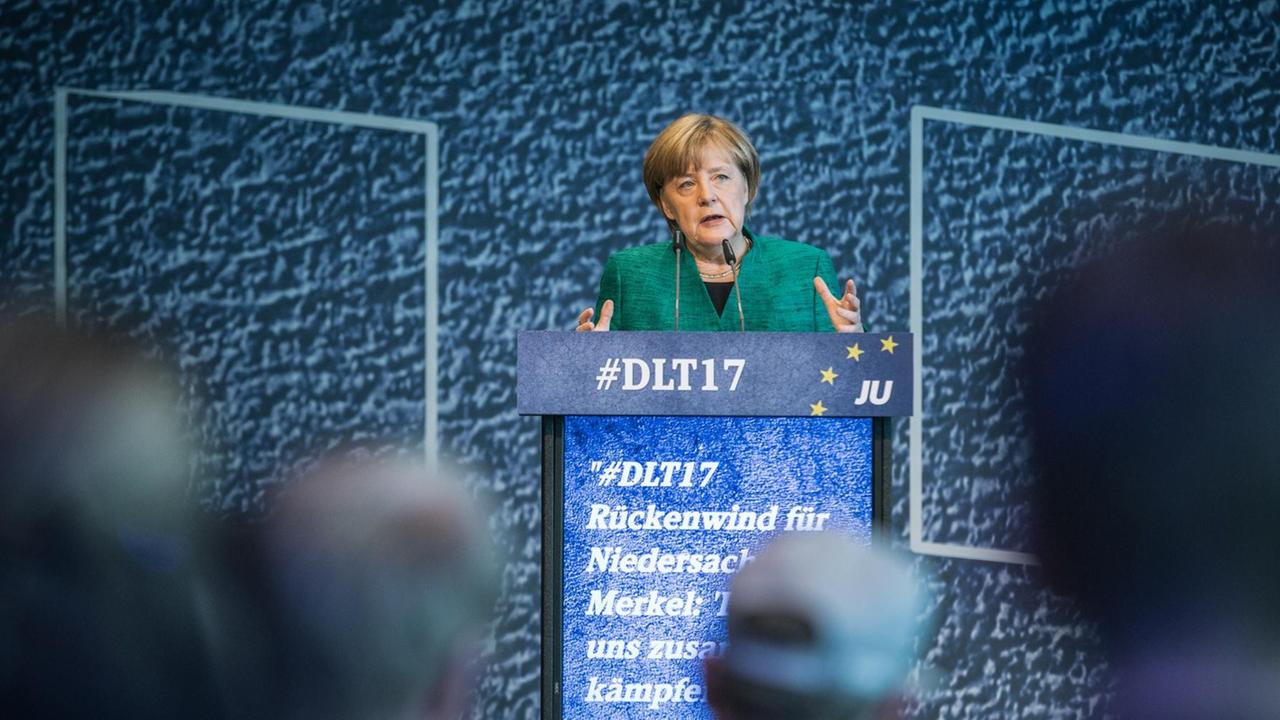 Die Bundesvorsitzende der CDU, Bundeskanzlerin Angela Merkel, spricht am in Dresden beim Deutschlandtag der Jungen Union. Die Bundesvorsitzende der CDU, Bundeskanzlerin Angela Merkel, spricht am in Dresden beim Deutschlandtag der Jungen Union.
