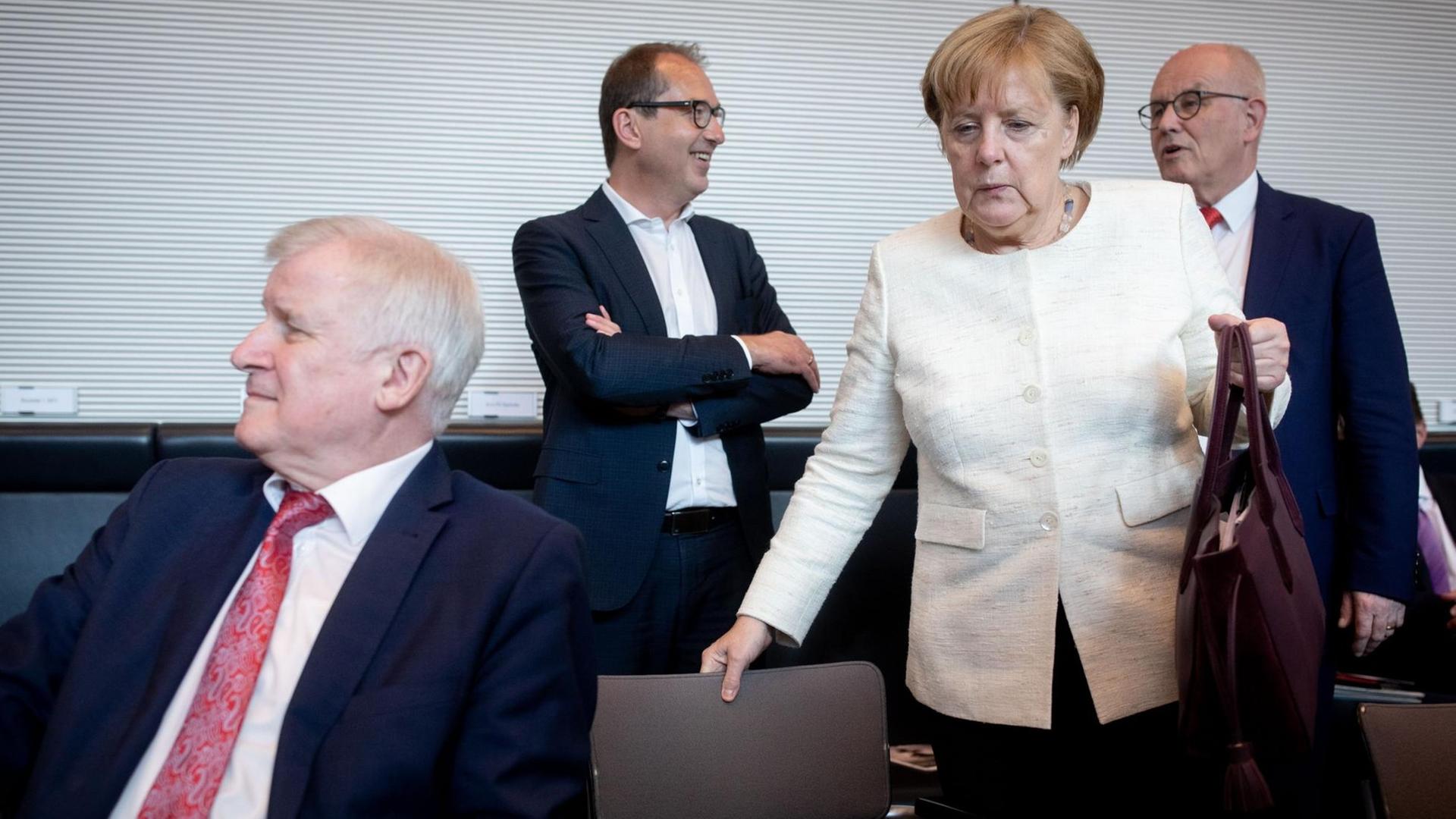 12.06.2018, Berlin: Bundeskanzlerin Angela Merkel (2.v.r., CDU), Horst Seehofer (l, CSU), Bundesminister für Inneres, Heimat und Bau, Alexander Dobrindt (2.v.l., CSU-Landesgruppenchef, und Volker Kauder (r, CDU), Unions-Fraktionsvorsitzender, unterhalten sich Beginn der CDU/CSU-Fraktionssitzung im Bundestag. Foto: Kay Nietfeld/dpa | Verwendung weltweit 12.06.2018, Berlin: Bundeskanzlerin Angela Merkel (2.v.r., CDU), Horst Seehofer (l, CSU), Bundesminister für Inneres, Heimat und Bau, Alexander Dobrindt (2.v.l., CSU-Landesgruppenchef, und Volker Kauder (r, CDU), Unions-Fraktionsvorsitzender, unterhalten sich Beginn der CDU/CSU-Fraktionssitzung im Bundestag. Foto: Kay Nietfeld/dpa | Verwendung weltweit