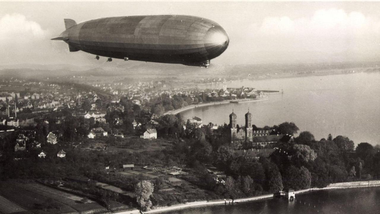 Historisches Foto zeigt das Luftschiff "Graf Zeppelin" über Friedrichshafen am Bodensee. Historisches Foto zeigt das Luftschiff "Graf Zeppelin" über Friedrichshafen am Bodensee.