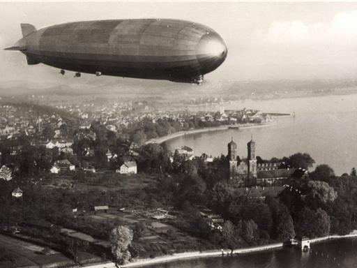 Historisches Foto zeigt das Luftschiff "Graf Zeppelin" über Friedrichshafen am Bodensee.