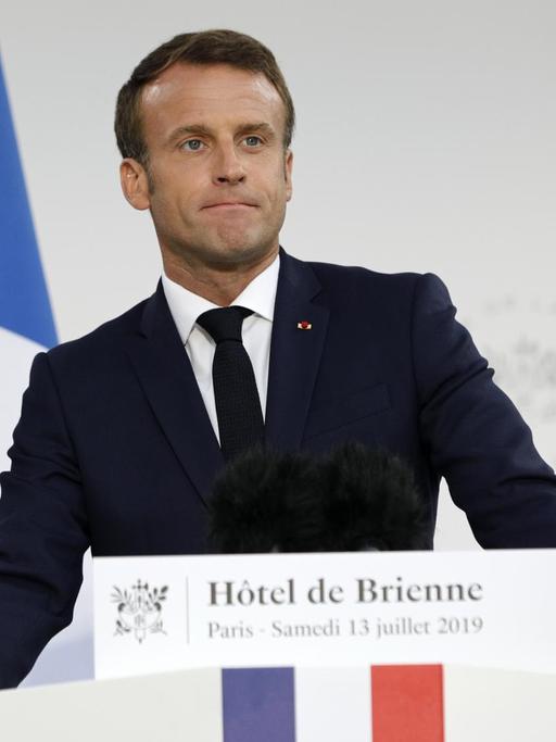 Frankreichs Präsident Emmanuel Macron hält eine Rede vor dem Verteidigungsministerium.