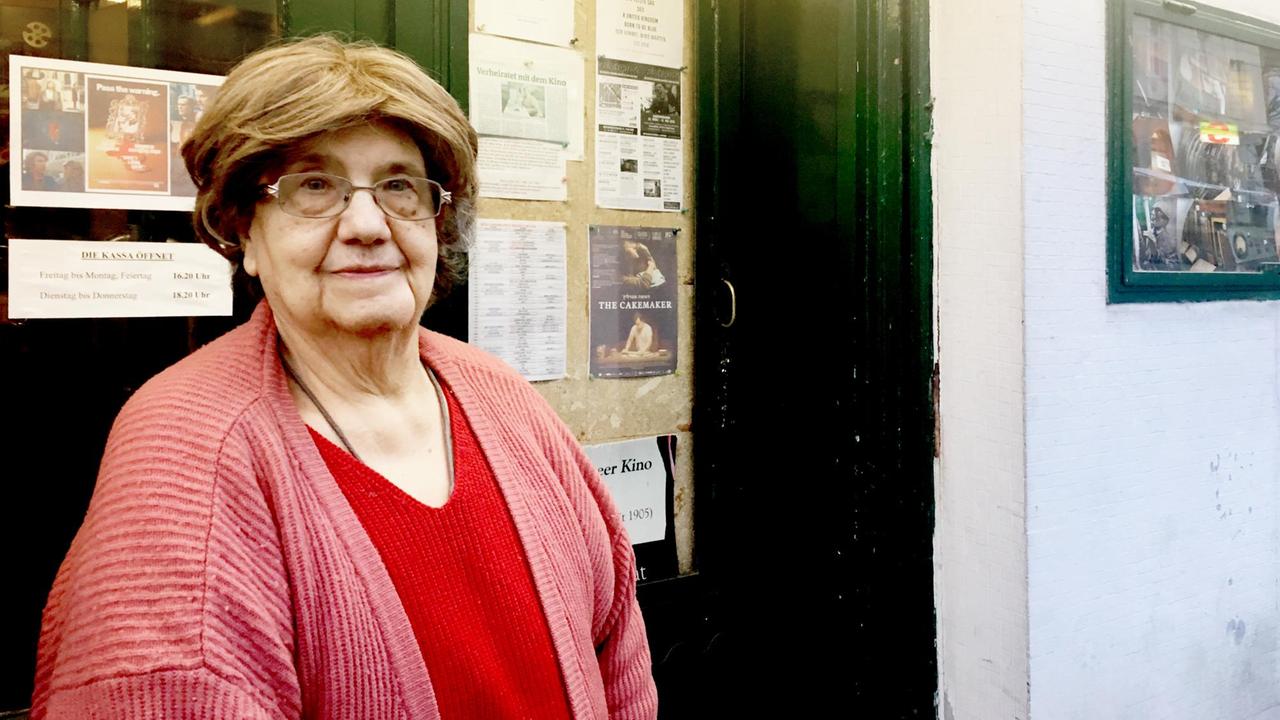 Die Kinobesitzerin steht vor ihrem Kino. Die Kinobesitzerin steht vor ihrem Kino.