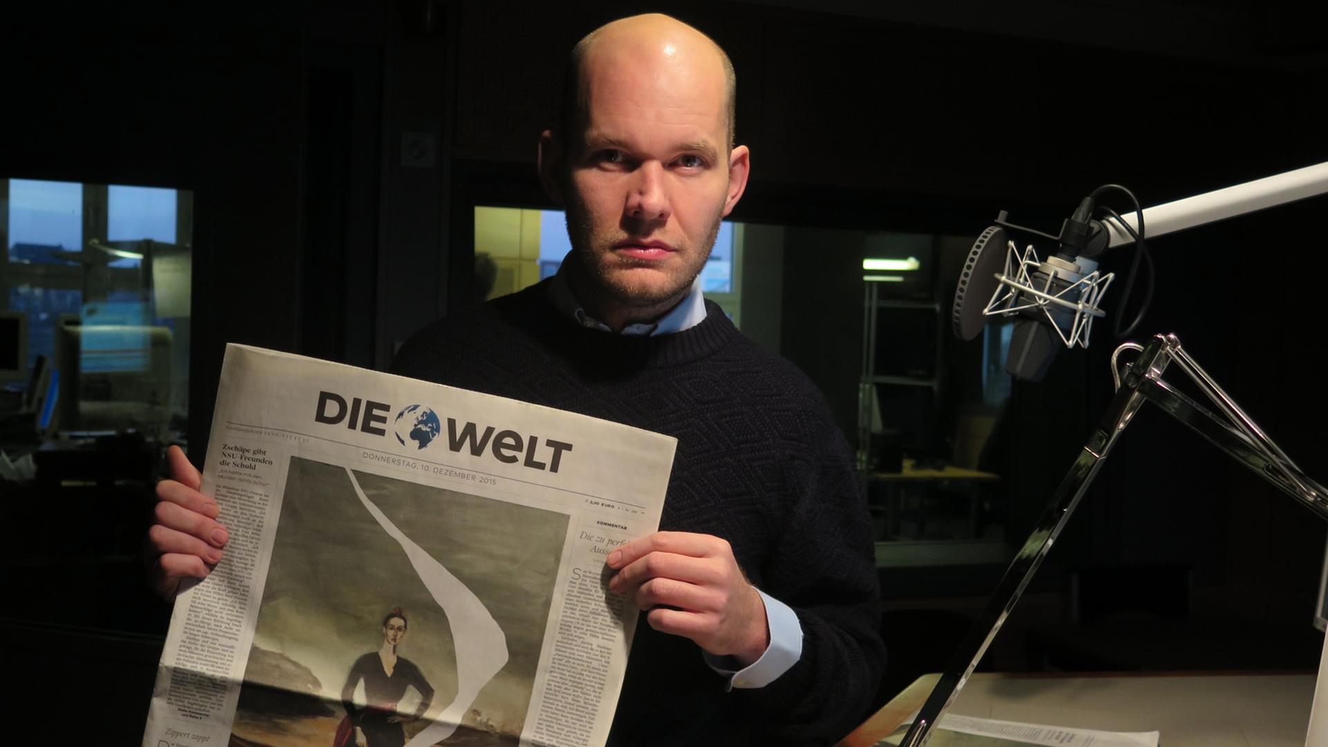 Cornelius Tittel, Creative Director der "Welt", hält die vom Künstler Julian Schnabel gestaltete Sonderausgabe der "Welt" in die Höhe. Cornelius Tittel, Creative Director der "Welt", hält die vom Künstler Julian Schnabel gestaltete Sonderausgabe der "Welt" in die Höhe.