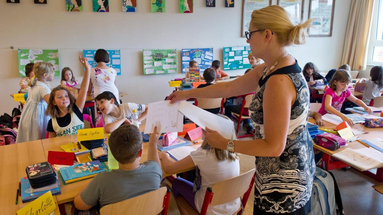 Unterricht in einer 4. Klasse der Potsdamer Grundschule "Am Pappelhain". Unterricht in einer 4. Klasse der Potsdamer Grundschule "Am Pappelhain".