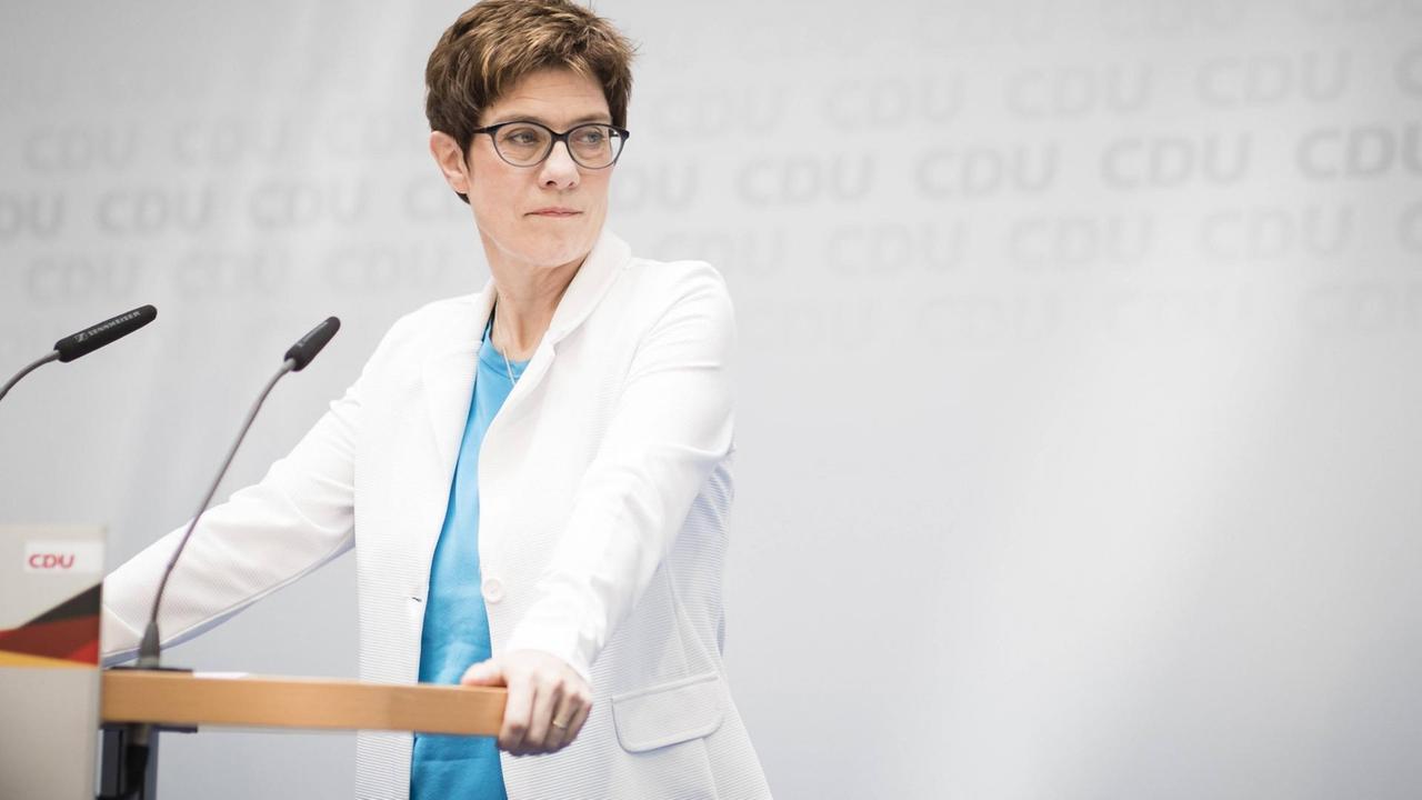 Die Bundesvorsitzende der CDU, Annegret Kramp-Karrenbauer, steht bei einer Pressekonferenz am Pult und blickt zur Seite. Die Bundesvorsitzende der CDU, Annegret Kramp-Karrenbauer, steht bei einer Pressekonferenz am Pult und blickt zur Seite.
