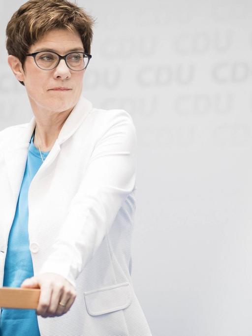 Die Bundesvorsitzende der CDU, Annegret Kramp-Karrenbauer, steht bei einer Pressekonferenz am Pult und blickt zur Seite.