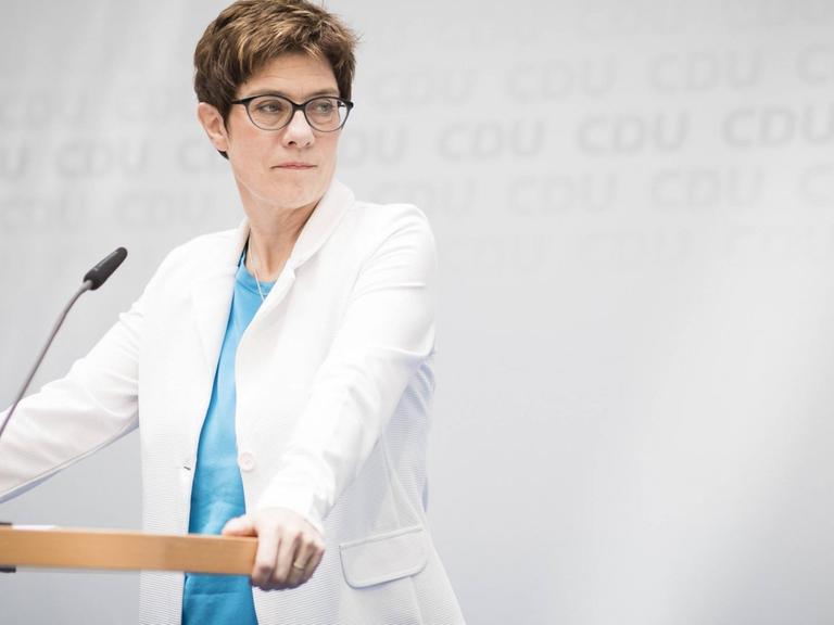 Die Bundesvorsitzende der CDU, Annegret Kramp-Karrenbauer, steht bei einer Pressekonferenz am Pult und blickt zur Seite.