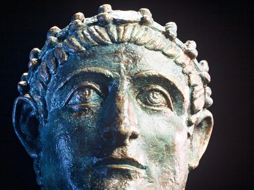 Kaiser Konstantin (303-337) rief das Konzil von Nicäa ein. 