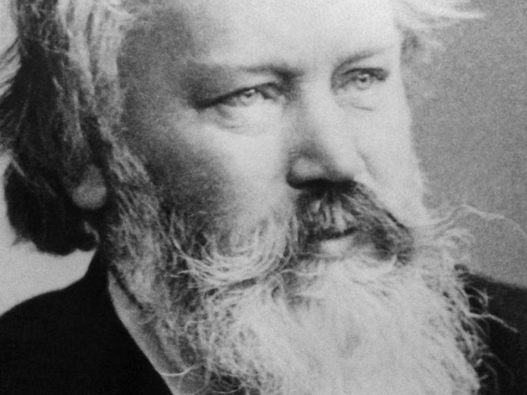 Der deutsche Komponist Johannes Brahms auf einem Foto aufgenommen um 1889.