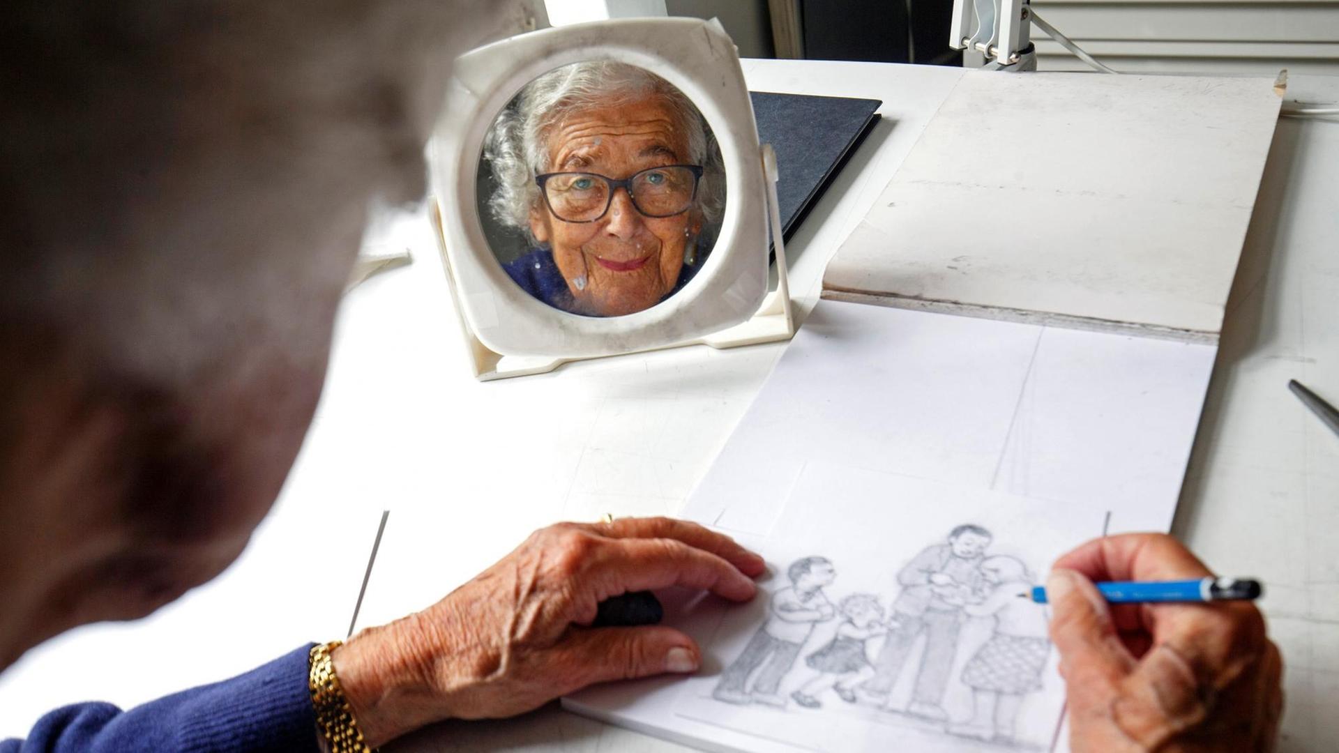 Die Buchautorin Judith Kerr mit 95 Jahren an ihrem Zeichentisch Die Buchautorin Judith Kerr mit 95 Jahren an ihrem Zeichentisch