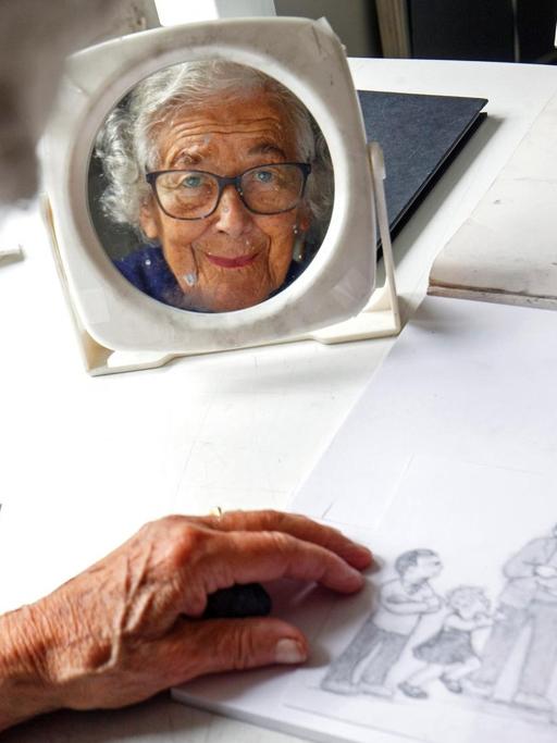 Die Buchautorin Judith Kerr mit 95 Jahren an ihrem Zeichentisch