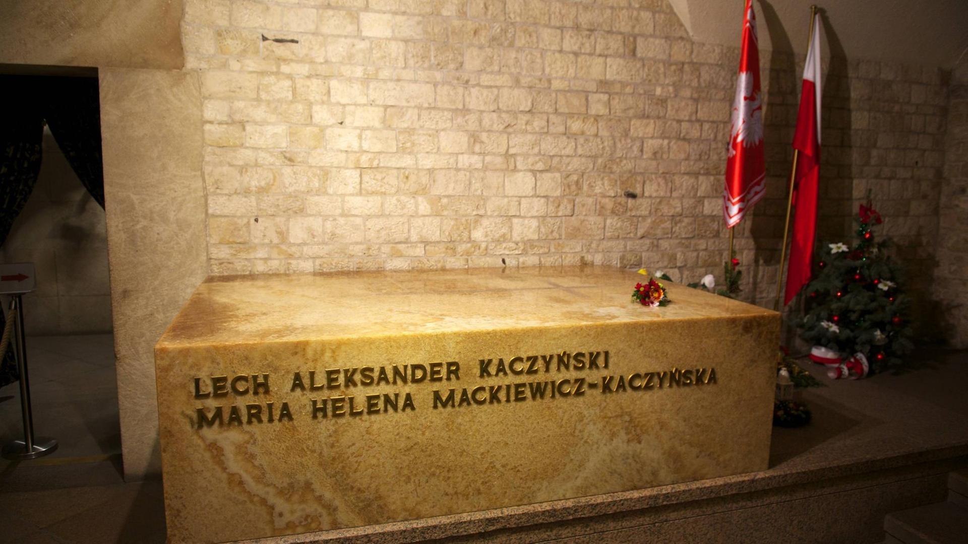 In der Gruft des ehemalischen polnischen Staatspräsidenten Lech Kaczynski und seiner Frau Maria, die beim Flugzeugabsturz bei Smolensk 2010 ums Leben kamen In der Gruft des ehemalischen polnischen Staatspräsidenten Lech Kaczynski und seiner Frau Maria, die beim Flugzeugabsturz bei Smolensk 2010 ums Leben kamen