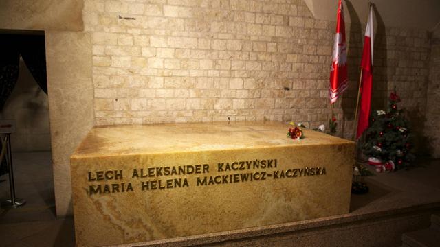 In der Gruft des ehemalischen polnischen Staatspräsidenten Lech Kaczynski und seiner Frau Maria, die beim Flugzeugabsturz bei Smolensk 2010 ums Leben kamen