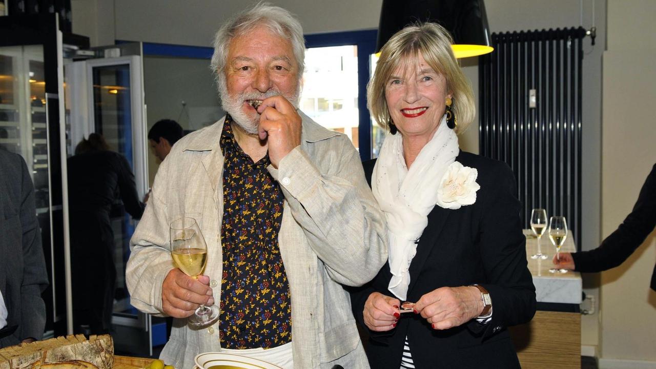 Wolfram Siebeck mit seiner Ehefrau Barbara am Buffet (2012)