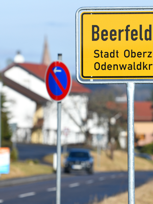 Ein Ortschild mit der Aufschrift "Beerfelden - Stadt Oberzent - Odenwaldkreis" steht am Ortseingang.