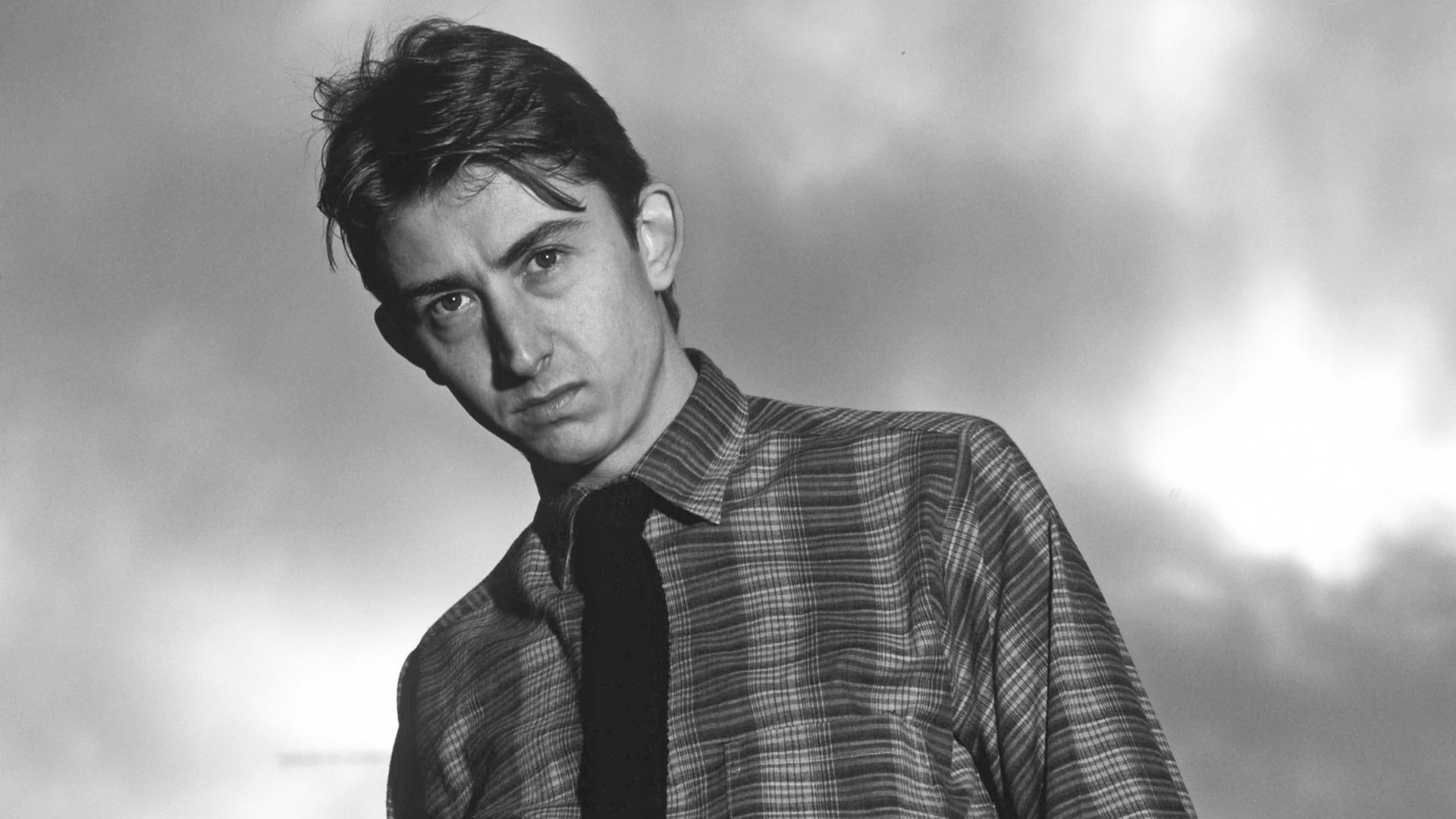 Mark Hollis posiert vor dramatischen Wolken für ein Foto. Mark Hollis posiert vor dramatischen Wolken für ein Foto.