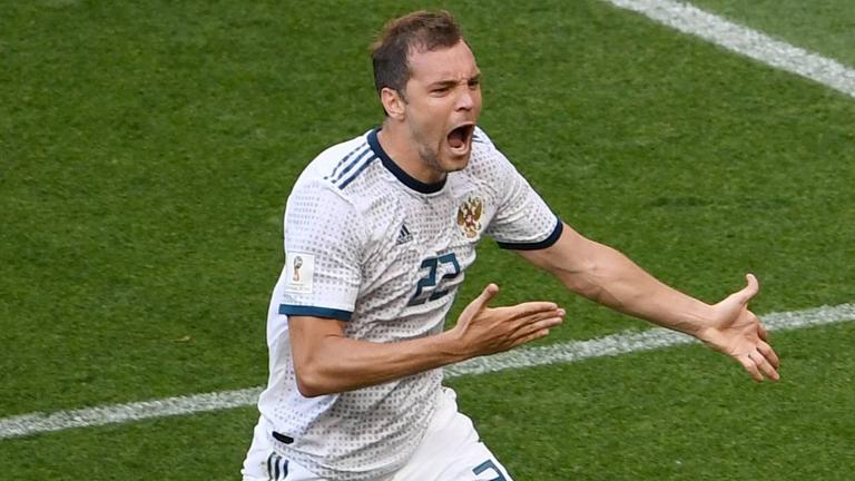 Der russische Nationalspieler Artjom Dsjuba feiert ein Tor bei der Fußballweltmeisterschaft in Russland. Der russische Nationalspieler Artjom Dsjuba feiert ein Tor bei der Fußballweltmeisterschaft in Russland.