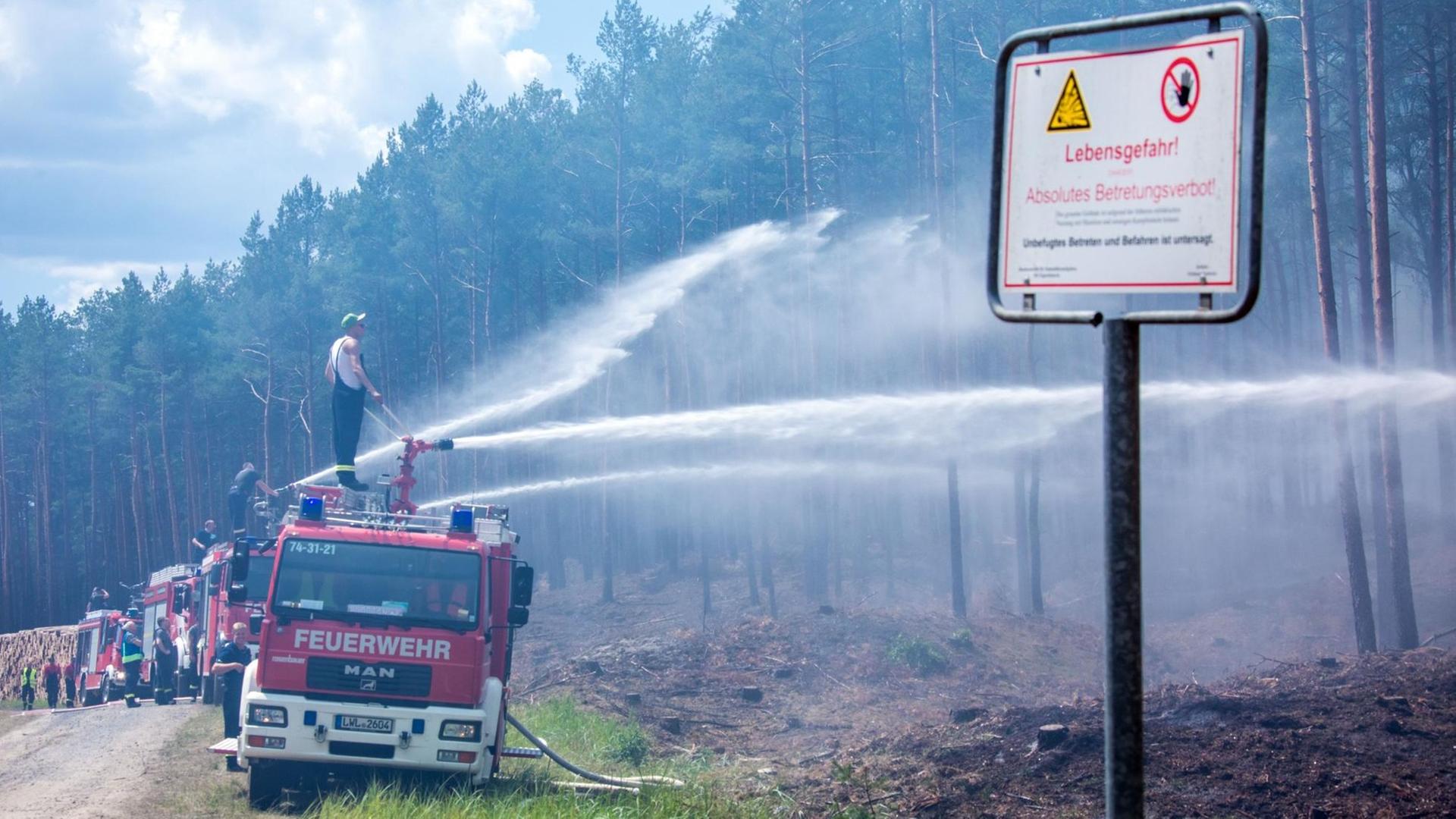 01.07.2019, Mecklenburg-Vorpommern: Feuerwehrleute löschen in der Nähe der evakuierten Ortschaft Alt Jabel einen großflächigen Waldbrand. Wegen des Brands auf dem ehemaligen Truppenübungsplatz bei Lübtheen in Mecklenburg-Vorpommern mussten Hunderte Menschen ihre Wohnungen verlassen. 01.07.2019, Mecklenburg-Vorpommern: Feuerwehrleute löschen in der Nähe der evakuierten Ortschaft Alt Jabel einen großflächigen Waldbrand. Wegen des Brands auf dem ehemaligen Truppenübungsplatz bei Lübtheen in Mecklenburg-Vorpommern mussten Hunderte Menschen ihre Wohnungen verlassen.