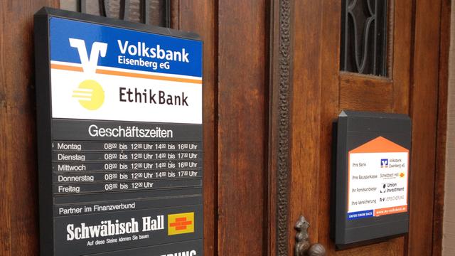 Blick am 20.12.2012 auf ein Hinweisschild der Ethikbank in Eisenberg (Thüringen).