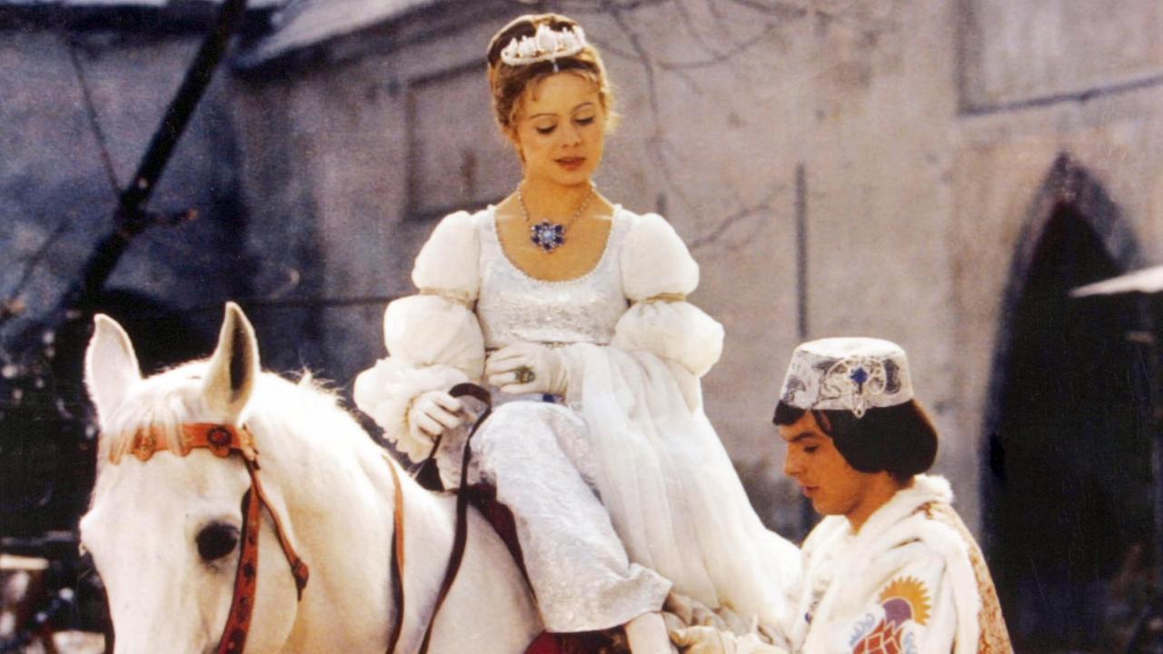 Der Prinz (Pavel Travnicek) passt Aschenbrödel (Libuse Safrankova) im Film "Drei Haselnüsse für Aschenbrödel" den verlorenen Schuh an (undatierte Filmszene). Der Prinz (Pavel Travnicek) passt Aschenbrödel (Libuse Safrankova) im Film "Drei Haselnüsse für Aschenbrödel" den verlorenen Schuh an (undatierte Filmszene).