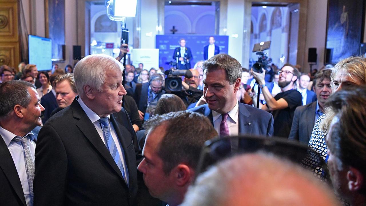 Horst Seehofer (links), CSU-Vorsitzender und Bundesminister des Innern, für Bau und Heimat, unterhält sich am Abend der Bayernwahl im Landtag mit Markus Söder (CSU, rechts), dem Ministerpräsidenten von Bayern Horst Seehofer (links), CSU-Vorsitzender und Bundesminister des Innern, für Bau und Heimat, unterhält sich am Abend der Bayernwahl im Landtag mit Markus Söder (CSU, rechts), dem Ministerpräsidenten von Bayern