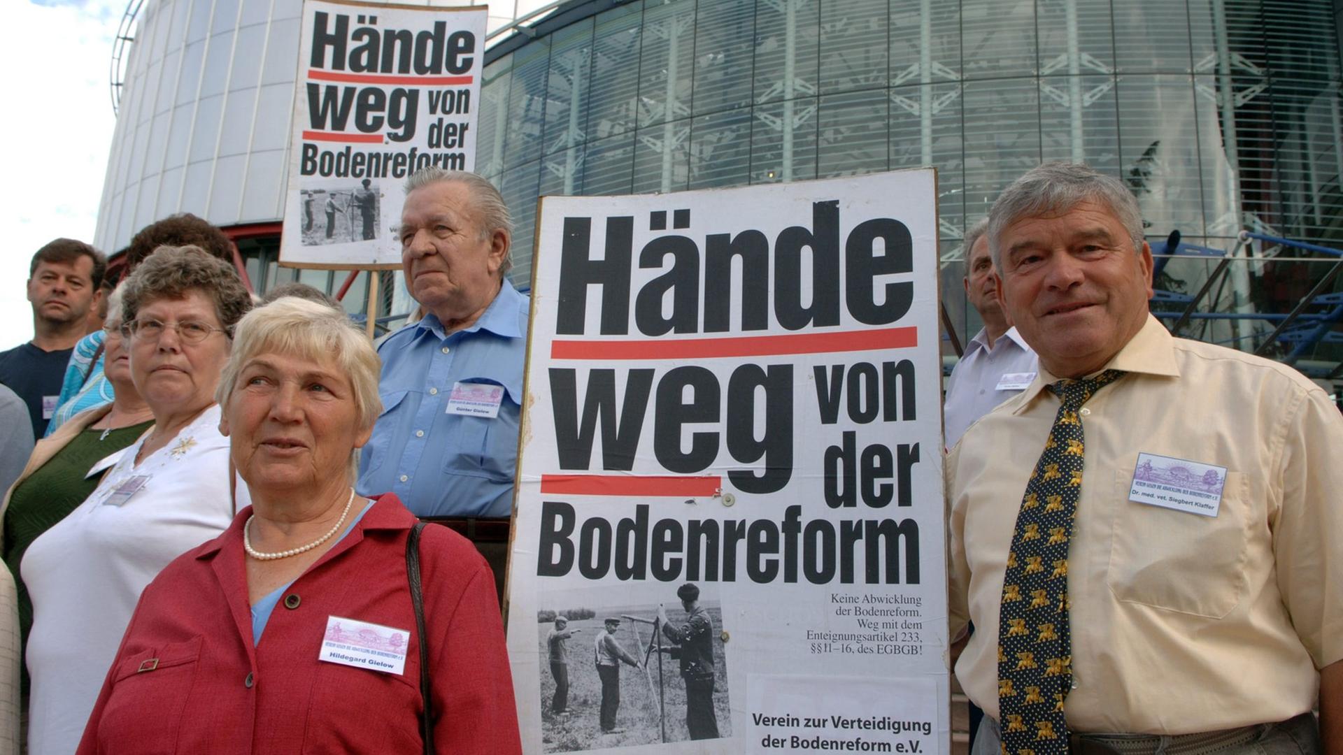 Betroffene DDR-Landbesitzer vor dem Europäischen Gerichtshof für Menschenrechte im Juni 2005.
