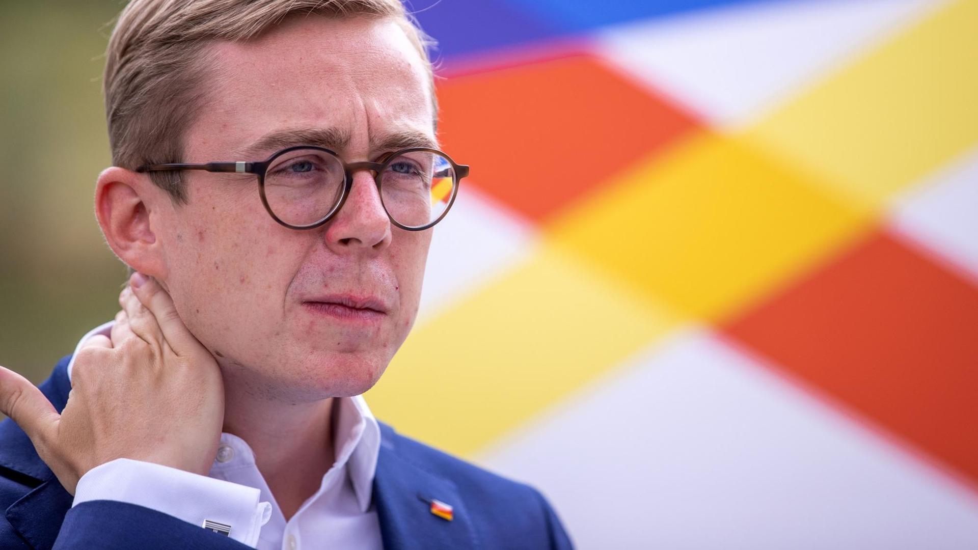 Philipp Amthor, CDU-Bundestagsabgeordneter, äußert sich am Rande einer CDU-Pressekonferenz zu den Umständen um ein gemeinsames Foto mit zwei Männern. Das im Internet verbreitete Bild zeigt Amthor auf einem Pferdefestival zwischen zwei Männern, von denen einer ein T-Shirt trägt, auf dem er sich mit einer verurteilten Holocaust-Leugnerin solidarisiert. Philipp Amthor, CDU-Bundestagsabgeordneter, äußert sich am Rande einer CDU-Pressekonferenz zu den Umständen um ein gemeinsames Foto mit zwei Männern. Das im Internet verbreitete Bild zeigt Amthor auf einem Pferdefestival zwischen zwei Männern, von denen einer ein T-Shirt trägt, auf dem er sich mit einer verurteilten Holocaust-Leugnerin solidarisiert.