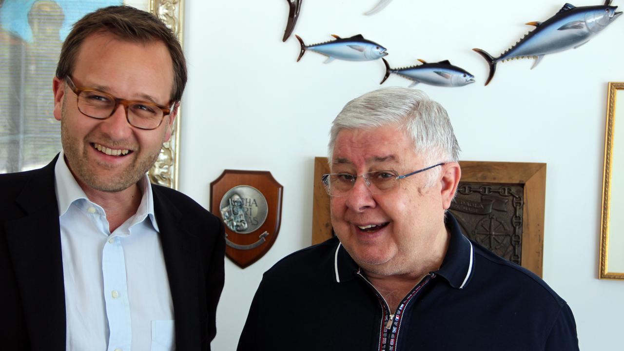 Feriendomizil-Besitzer Pippo Callipo mit Korrespondent Tilmann Kleinjung