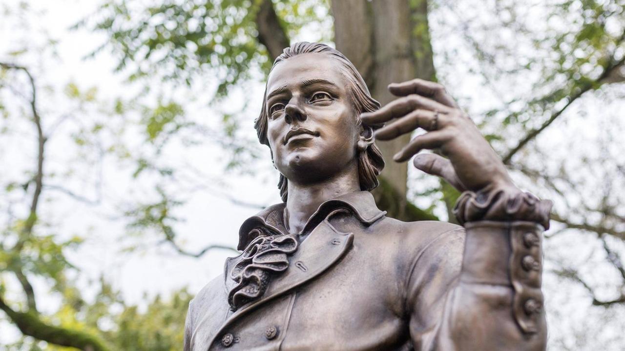 Statue von Friedrich Hölderlin in Nürtingen. Statue von Friedrich Hölderlin in Nürtingen.